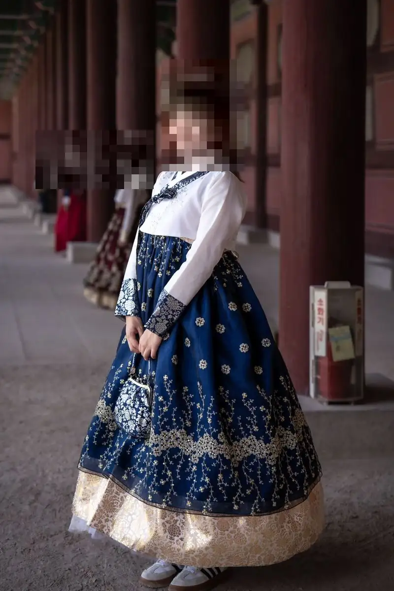 일산요정 명월관 앞에 남색 꽃자수 한복을 입고 선 여성 전신