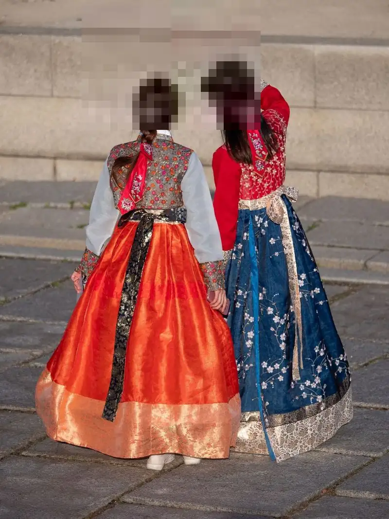 일산명월관요정 연주가 끝난 뒤 나서는 전통 한복 차림 전신