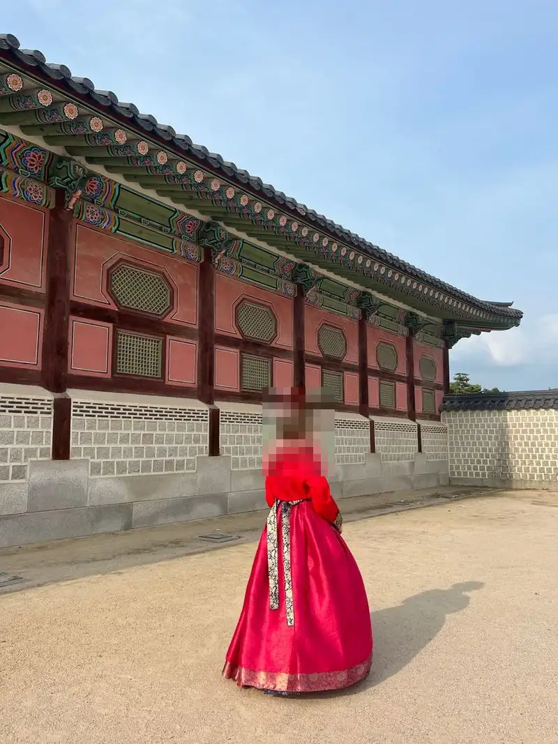 일산명월관 담장 길을 걷는 붉은 치마 한복 여성의 뒷모습 전신