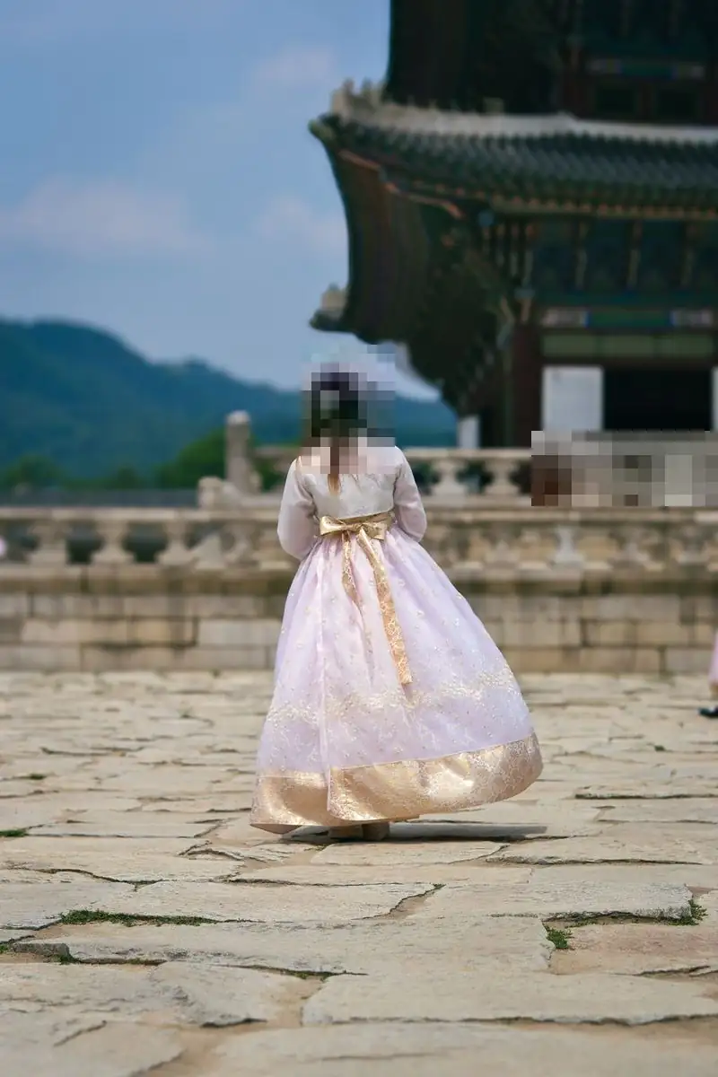 일산요정 방문 전 알아둘 점과 돌마당 걷는 한복 여성 온몸